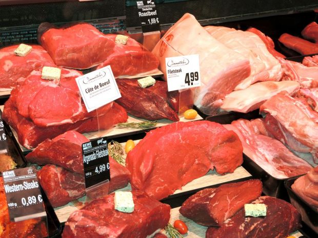 Das Besondere im Fokus: Fleischqualitäten vom Simmentaler Rind. Das Besondere im Fokus: Fleischqualitäten vom Simmentaler Rind.