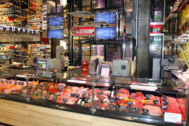 Die Fleischtheke im Rewe-Markt Zeisehallen mit der dahinter gelagerten Fleischproduktion und der Reifekammer. Die Fleischtheke im Rewe-Markt Zeisehallen mit der dahinter gelagerten Fleischproduktion und der Reifekammer.