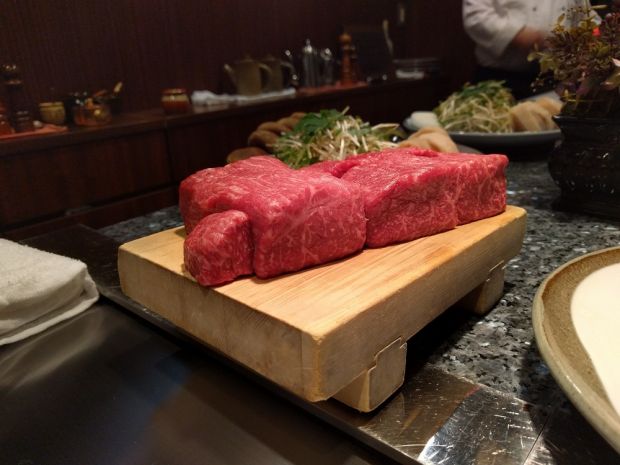 Teuer und butterzart: das berühmte Rindfleisch aus dem Umland von Kobe in der japanischen Präfektur Hyōgo. Teuer und butterzart: das berühmte Rindfleisch aus dem Umland von Kobe in der japanischen Präfektur Hyōgo.