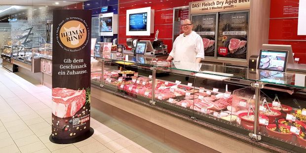 Ein Roll-up weist an der Bedientheke auf das neue Rindfleisch-Programm hin. Ein Roll-up weist an der Bedientheke auf das neue Rindfleisch-Programm hin.