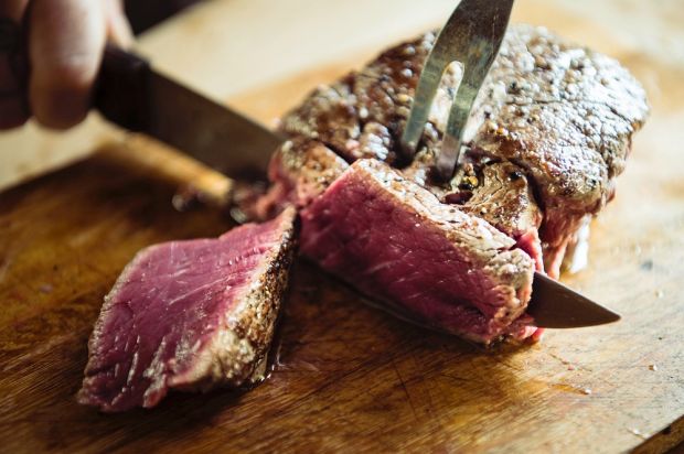 Das sichere Wissen, dass das Steak vom Weiderind stammt, stimuliert den Genießer positiv und lässt ihn kulinarisch das Beste erwarten. Das sichere Wissen, dass das Steak vom Weiderind stammt, stimuliert den Genießer positiv und lässt ihn kulinarisch das Beste erwarten.