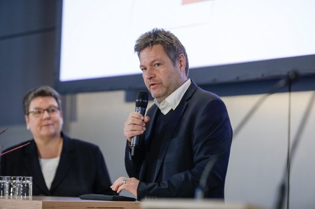Robert Habeck, Bundesvorsitzender von Bündnis 90/Die Grünen, im Gespräch mit Fleischwirtschaft-Chefredakteurin Renate Kühlcke. Robert Habeck, Bundesvorsitzender von Bündnis 90/Die Grünen, im Gespräch mit Fleischwirtschaft-Chefredakteurin Renate Kühlcke.