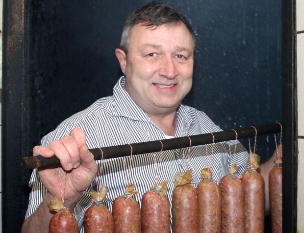 Seine große Leidenschaft: Rolf Schott hängt die Stracke in die alte Räucherkammer. Seine große Leidenschaft: Rolf Schott hängt die Stracke in die alte Räucherkammer.