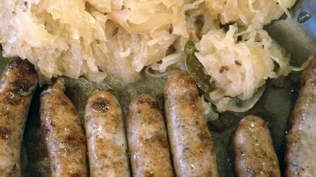 Kunden schätzen natürliche Materialien. Der Naturdarm ist die Hülle der Wahl für handwerklich hergestellte Produkte wie diese Nürnberger Rostbratwürste. Kunden schätzen natürliche Materialien. Der Naturdarm ist die Hülle der Wahl für handwerklich hergestellte Produkte wie diese Nürnberger Rostbratwürste.