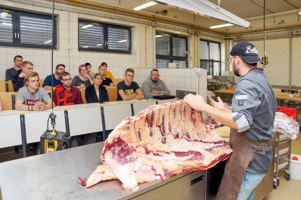 Anhand eines Färsenhinterviertels demonstrierte Fleischermeister und Diplom-Fleischsommelier Robert Dittrich anschaulich, welche unterschiedlichen Cuts Rindfleisch zu bieten hat. Anhand eines Färsenhinterviertels demonstrierte Fleischermeister und Diplom-Fleischsommelier Robert Dittrich anschaulich, welche unterschiedlichen Cuts Rindfleisch zu bieten hat.