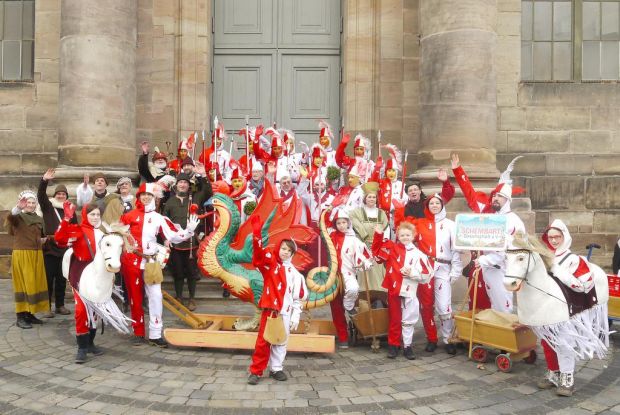 „Stadtwurst Ahaaa!“: Die Nürnberger Metzger Fritz Bickel, Reinhard Weber und Dakhil Naser Luei vor den bunt gekleideten Schembartläufern mit ihren Pfeifern, Trommlern und ihrem Fabeltier. „Stadtwurst Ahaaa!“: Die Nürnberger Metzger Fritz Bickel, Reinhard Weber und Dakhil Naser Luei vor den bunt gekleideten Schembartläufern mit ihren Pfeifern, Trommlern und ihrem Fabeltier.