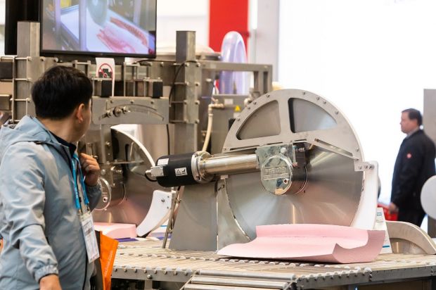 Die Automatisierung und der fortschreitende Einsatz von Robotern waren wichtige Themen im Bereich des Schlachtens und Zerlegens auf der IFFA 2019.
Die Automatisierung und der fortschreitende Einsatz von Robotern waren wichtige Themen im Bereich des Schlachtens und Zerlegens auf der IFFA 2019.