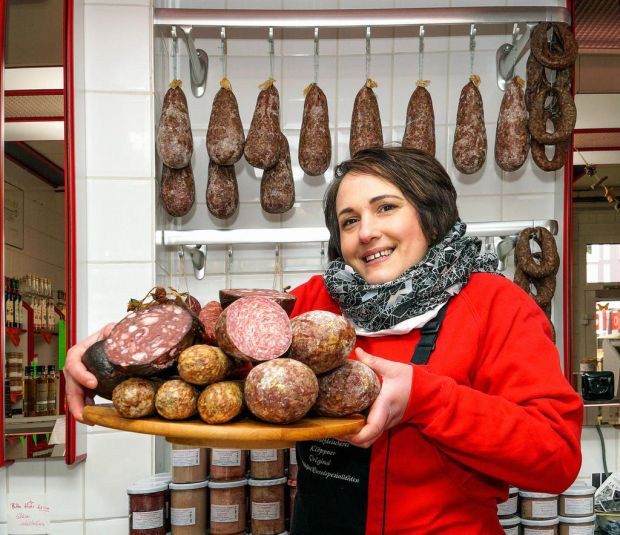 Ein fester Bestandteil im Sortiment der Feinkostfleischerei von Sandra Schmidt sind typische Eichsfelder Spezialitäten, darunter der Feldgieker, die Bauernblutwurst sowie die Stracke und die Runde. Ein fester Bestandteil im Sortiment der Feinkostfleischerei von Sandra Schmidt sind typische Eichsfelder Spezialitäten, darunter der Feldgieker, die Bauernblutwurst sowie die Stracke und die Runde.