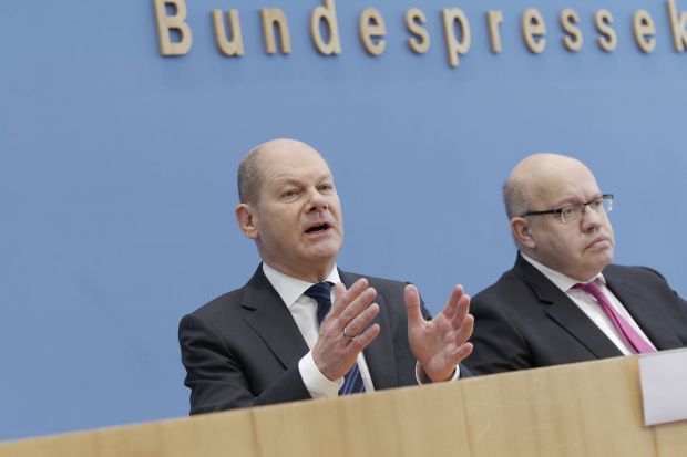 Bundesminister der Finanzen, Olaf Scholz, und Bundesminister für Wirtschaft und Energie, Peter Altmaier, stellen das "Schutzschild für Beschäftigte und Unternehmen" vor. Bundesminister der Finanzen, Olaf Scholz, und Bundesminister für Wirtschaft und Energie, Peter Altmaier, stellen das "Schutzschild für Beschäftigte und Unternehmen" vor.