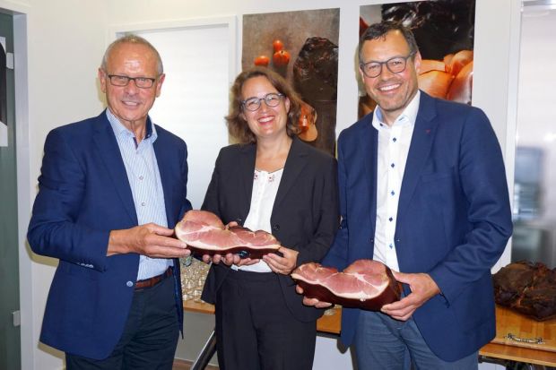Freuen sich über solide steigende Absatzraten für ihren Schwarzwälder Schinken (von links): Hans Schnekenburger, Marie-Luise Adler und Andreas Göring. Freuen sich über solide steigende Absatzraten für ihren Schwarzwälder Schinken (von links): Hans Schnekenburger, Marie-Luise Adler und Andreas Göring.
