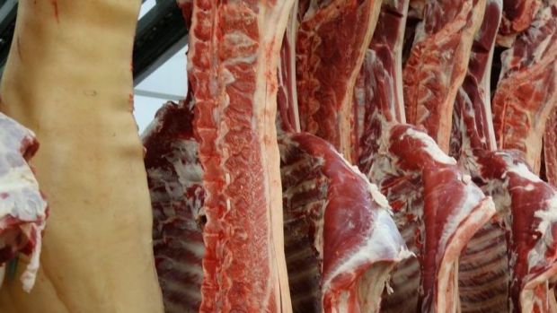 Für den edlen Rohstoff Schweinefleisch müssen Fleischverarbeiter und Metzger binnen kürzester Zeit wieder satte Aufschläge bezahlen. Für den edlen Rohstoff Schweinefleisch müssen Fleischverarbeiter und Metzger binnen kürzester Zeit wieder satte Aufschläge bezahlen.