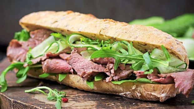 Jugendliche essen impulsiv, mögen Fleisch und achten auf ihr Aussehen. Jugendliche essen impulsiv, mögen Fleisch und achten auf ihr Aussehen.