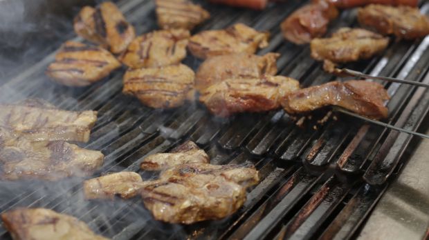 Kühle Temperaturen bremsen aktuell den Absatz von Grillfleisch. Kühle Temperaturen bremsen aktuell den Absatz von Grillfleisch.