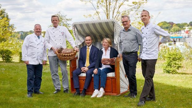 Die Kooperationspartner erwarten die Gäste am Elbeufer (von links): Heinz Hintelmann von der Bäcker-Innung Hamburg, Bäckermeister Jan-Henning Körner, Hotel Manager Dennis Maier, Agnes Quast von der Altländer Mettwurst- und Schinkenräucherei, Obstbauer Ulrich Harms und Küchenchef Dennis Mollwitz. Die Kooperationspartner erwarten die Gäste am Elbeufer (von links): Heinz Hintelmann von der Bäcker-Innung Hamburg, Bäckermeister Jan-Henning Körner, Hotel Manager Dennis Maier, Agnes Quast von der Altländer Mettwurst- und Schinkenräucherei, Obstbauer Ulrich Harms und Küchenchef Dennis Mollwitz.