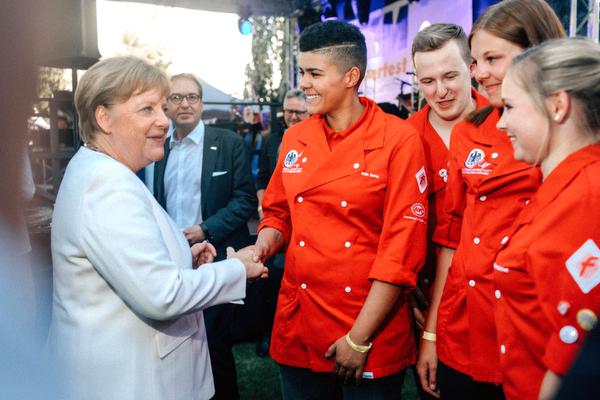 Der Bundeskanzlerin Angela Merkel zeigten die Botschafter, wie sehr sie für ihre Berufe brennen. Der Bundeskanzlerin Angela Merkel zeigten die Botschafter, wie sehr sie für ihre Berufe brennen.