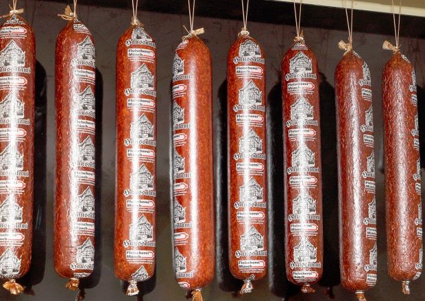 Die Salamis reifen drei und vier Wochen bis zur vollständigen Umrötung. Aufgrund des erhöhten Zeitaufwands wurde die Anzahl der täglich produzierten Sorten reduziert. So ist es auch möglich, dass verschiedene Spezialitäten mal ausverkauft sind. Die Lagerhaltung im Wurstbereich reduzierte sich dadurch.
Die Salamis reifen drei und vier Wochen bis zur vollständigen Umrötung. Aufgrund des erhöhten Zeitaufwands wurde die Anzahl der täglich produzierten Sorten reduziert. So ist es auch möglich, dass verschiedene Spezialitäten mal ausverkauft sind. Die Lagerhaltung im Wurstbereich reduzierte sich dadurch.