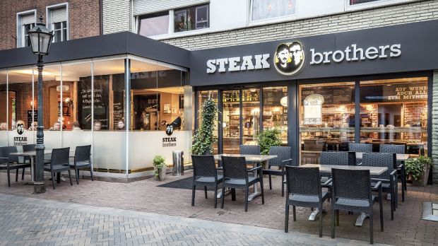 Schon die Ansicht bei Tag macht das Restaurant zum Blickfang. In der Dämmerung gilt: „Licht lockt Leute“. Schon die Ansicht bei Tag macht das Restaurant zum Blickfang. In der Dämmerung gilt: „Licht lockt Leute“.