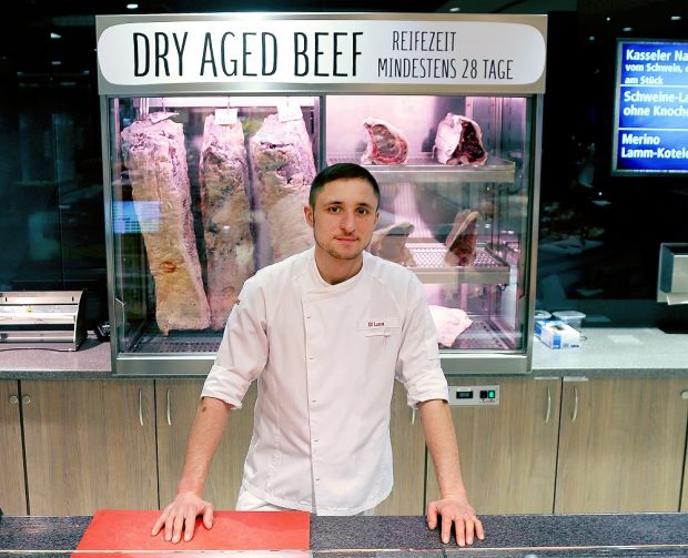 Der gelernte Fleischer Stefano Di Luca verantwortet als junger und hochmotivierter Chef den Verkauf an den Frischetheken und führt ein Team von zwei Dutzend Mitarbeitern. Der gelernte Fleischer Stefano Di Luca verantwortet als junger und hochmotivierter Chef den Verkauf an den Frischetheken und führt ein Team von zwei Dutzend Mitarbeitern.