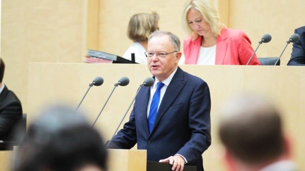 Ein freiwilliges Label bringe weder Vorteile für die Verbraucher noch verbessere es die Aussichten der Tierhalter auf angemessene Honorierung, findet Ministerpräsident Stephan Weil. Ein freiwilliges Label bringe weder Vorteile für die Verbraucher noch verbessere es die Aussichten der Tierhalter auf angemessene Honorierung, findet Ministerpräsident Stephan Weil.