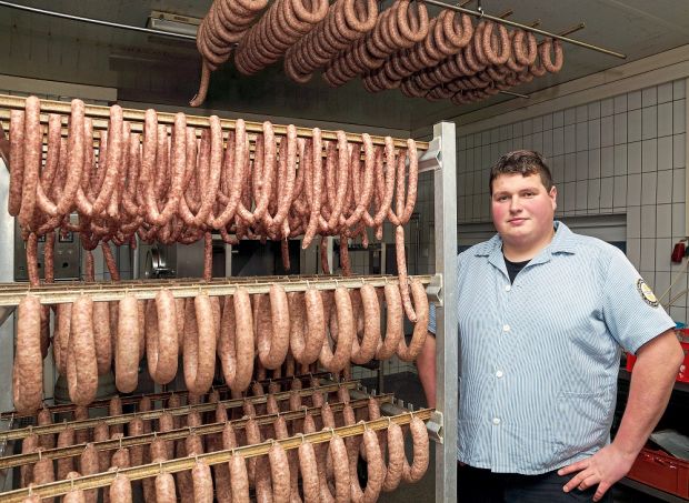 Hält die Handwerkstradition in Kieselbach bereits in vierter Generation in Ehren: Alexander Lüdtke mit den Stracken, dem Leuchtturmprodukt seines Sortiments. Hält die Handwerkstradition in Kieselbach bereits in vierter Generation in Ehren: Alexander Lüdtke mit den Stracken, dem Leuchtturmprodukt seines Sortiments.