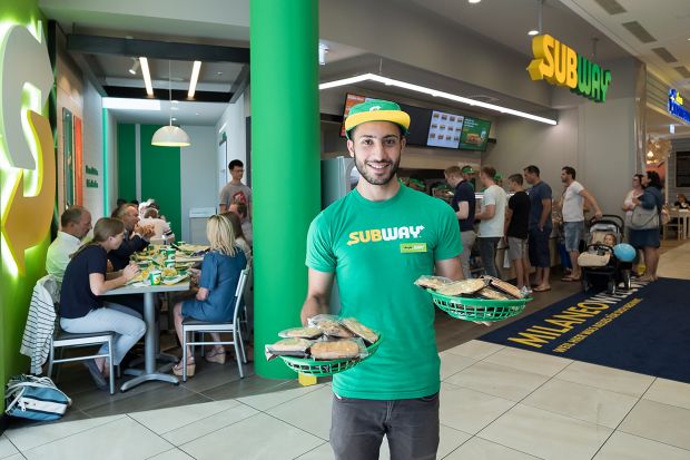 Das erste Restaurant im Fresh Forward Design präsentierte Subway in Stuttgart. Die Einrichtung zeichnet sich durch digitale Anzeigetafeln und einem moderneren Design aus. Das erste Restaurant im Fresh Forward Design präsentierte Subway in Stuttgart. Die Einrichtung zeichnet sich durch digitale Anzeigetafeln und einem moderneren Design aus.