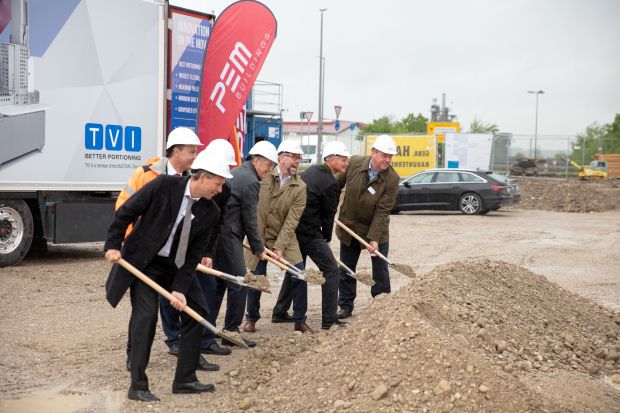 Mit dem ersten Spatenstich fiel der Startschuss für die Bauarbeiten in Bruckmühl. Mit dem ersten Spatenstich fiel der Startschuss für die Bauarbeiten in Bruckmühl.