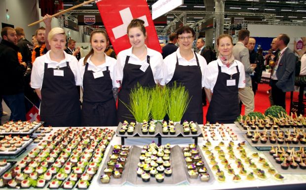 Ein Teil des Trend-Teams bewirtete die Gäste einer internationalen Siegesfeier (von links): Josephine Engel, Nina Hamm, Selina Schwing, Chefin Britta Sickenberger-Schwing und Gabriele Konermann. Ein Teil des Trend-Teams bewirtete die Gäste einer internationalen Siegesfeier (von links): Josephine Engel, Nina Hamm, Selina Schwing, Chefin Britta Sickenberger-Schwing und Gabriele Konermann.