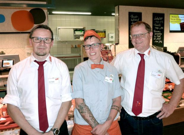 Pioniere in Fürth (von links): Filialgeschäftsführer Peter Meindl, „Abteilungserste“ Ines Weber, Frischeberater Lieven van der Stelt. Pioniere in Fürth (von links): Filialgeschäftsführer Peter Meindl, „Abteilungserste“ Ines Weber, Frischeberater Lieven van der Stelt.