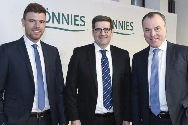 Jahrespressegespräch in der Konzernzentrale (von links): Maximilian Tönnies, Andres Ruff und Clemens Tönnies verkünden unisono: „Wir stehen gut da.“ Jahrespressegespräch in der Konzernzentrale (von links): Maximilian Tönnies, Andres Ruff und Clemens Tönnies verkünden unisono: „Wir stehen gut da.“
