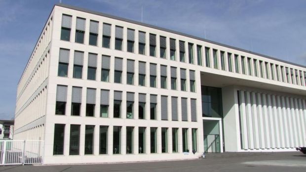 Der Streit um Deutschlands größten Schlachtbetrieb eskaliert. In der Tönnies-Verwaltungszentrale am Stammsitz in Rheda-Wiedenbrück bleiben die Zeiten unruhig. Der Streit um Deutschlands größten Schlachtbetrieb eskaliert. In der Tönnies-Verwaltungszentrale am Stammsitz in Rheda-Wiedenbrück bleiben die Zeiten unruhig.
