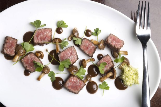 Manchmal gibt es bei exklusivem Fleisch keine Steigerungen mehr. Dann lockt statt Wagyu in homöopathischer Dosis wieder das Einfache und Gute. Manchmal gibt es bei exklusivem Fleisch keine Steigerungen mehr. Dann lockt statt Wagyu in homöopathischer Dosis wieder das Einfache und Gute.