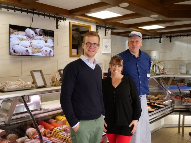 Dieses Trio bringt mehr Tierwohl in die Fleischtheke (von links): Harm Böckmann von Brand, Landwirtin Gabriele Mörixmann und Fleischermeister Andreas Witte. Dieses Trio bringt mehr Tierwohl in die Fleischtheke (von links): Harm Böckmann von Brand, Landwirtin Gabriele Mörixmann und Fleischermeister Andreas Witte.