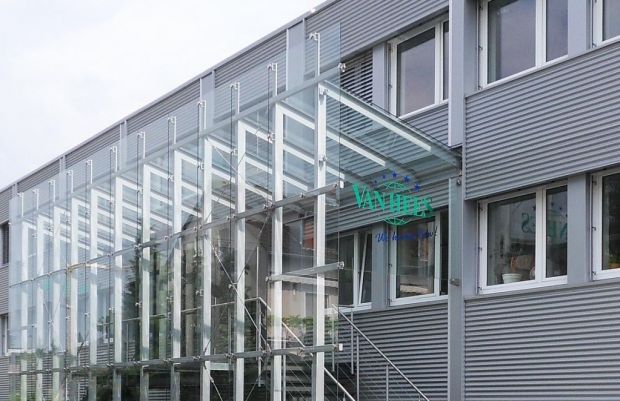Am Stammsitz von Van Hees in Walluf sind die Möglichkeiten der Expansion begrenzt. Am Stammsitz von Van Hees in Walluf sind die Möglichkeiten der Expansion begrenzt.