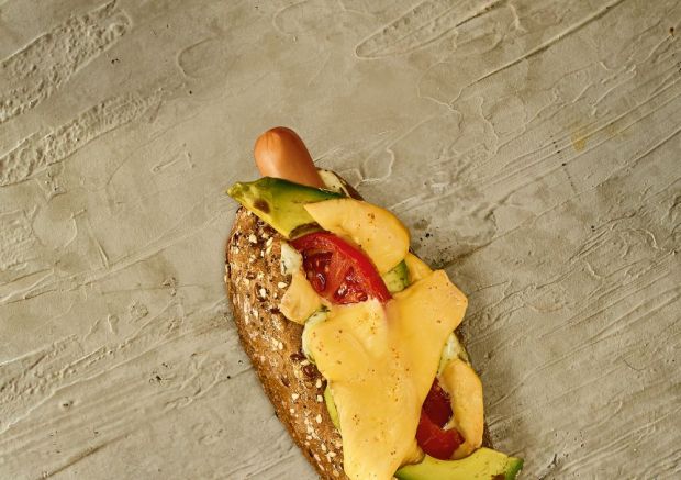 Vegetarisches Mühlen Würstchen, Mehrkorn-Baguettebrötchen, Avocado, Tomaten, überbackener Gouda: Fertig ist der Veggie Dog. Vegetarisches Mühlen Würstchen, Mehrkorn-Baguettebrötchen, Avocado, Tomaten, überbackener Gouda: Fertig ist der Veggie Dog.