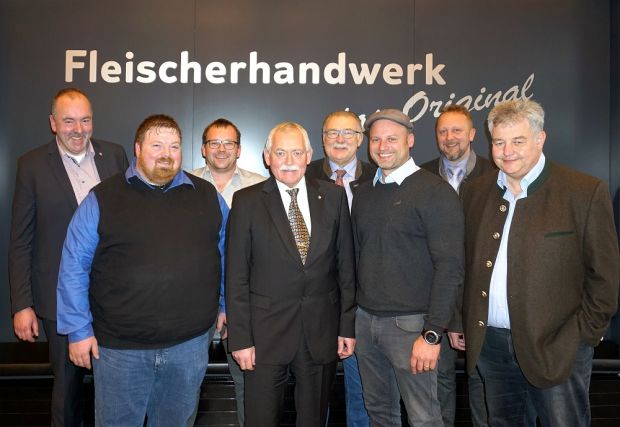 Stellt sich 2019 wieder zur Wahl: der Vorstand des Landesinnungsverbands Bayern um Landesinnungsmeister Konrad Ammon jun. (4.v.l.) und seinen Stellvertreter Werner Braun (rechts). Stellt sich 2019 wieder zur Wahl: der Vorstand des Landesinnungsverbands Bayern um Landesinnungsmeister Konrad Ammon jun. (4.v.l.) und seinen Stellvertreter Werner Braun (rechts).