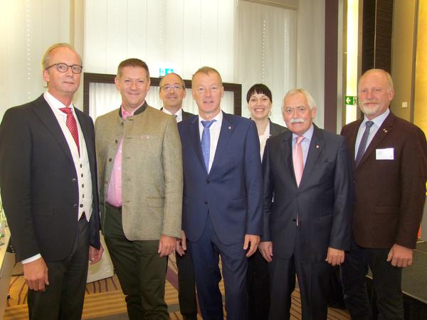 Das DFV-Präsidium mit Münchens Obermeister (von links): Präsident Herbert Dohrmann, Gastgeber Andreas Gaßner, Hauptgeschäftsführer Martin Fuchs sowie die Vizepräsidenten Michael Durst, Nora Seitz, Konrad Ammon jun. und Eckhart Neun. Das DFV-Präsidium mit Münchens Obermeister (von links): Präsident Herbert Dohrmann, Gastgeber Andreas Gaßner, Hauptgeschäftsführer Martin Fuchs sowie die Vizepräsidenten Michael Durst, Nora Seitz, Konrad Ammon jun. und Eckhart Neun.