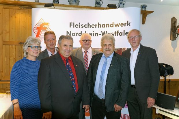 Brachten die Mitglieder in Grevenbroich auf den neuesten Stand (von links): Dr. Sabine Görgen, Volker Haupt, Adalbert Wolf, Heinz Thelen, Willi Schillings und Jakob Kohnen. Brachten die Mitglieder in Grevenbroich auf den neuesten Stand (von links): Dr. Sabine Görgen, Volker Haupt, Adalbert Wolf, Heinz Thelen, Willi Schillings und Jakob Kohnen.
