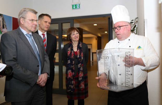 Bei ihrem Besuch der Jugendherberge Köln-Riehl (v.l.): Dr. Heinrich Bottermann (NRW-Umweltministerium), Oliver Mirring (Landesverband Rheinland des Deutschen Jugendherbergswerks) und Ulrike Schell (Verbraucherzentrale NRW). Bei ihrem Besuch der Jugendherberge Köln-Riehl (v.l.): Dr. Heinrich Bottermann (NRW-Umweltministerium), Oliver Mirring (Landesverband Rheinland des Deutschen Jugendherbergswerks) und Ulrike Schell (Verbraucherzentrale NRW).