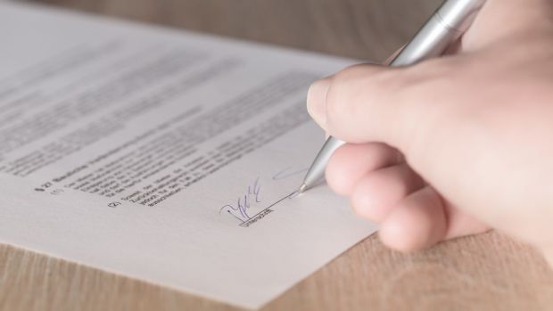 Die Selbstverpflichtung der Unternehmen in der Fleischwirtschaft für attraktivere Arbeitsbedingungen führt zu positiver Bilanz. Die Selbstverpflichtung der Unternehmen in der Fleischwirtschaft für attraktivere Arbeitsbedingungen führt zu positiver Bilanz.
