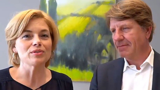 Der Auftritt von Julia Klöckner und dem Deutschland-Chef von Nestlé, Marc-Aurel Boersch, stößt auf Ablehnung. Der Auftritt von Julia Klöckner und dem Deutschland-Chef von Nestlé, Marc-Aurel Boersch, stößt auf Ablehnung.