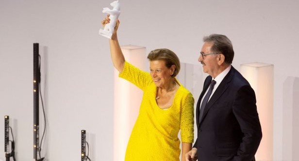 Evi Brandl erhält den Lifetime Award des HDE durch Präsident Josef Sankjohanser. Evi Brandl erhält den Lifetime Award des HDE durch Präsident Josef Sankjohanser.