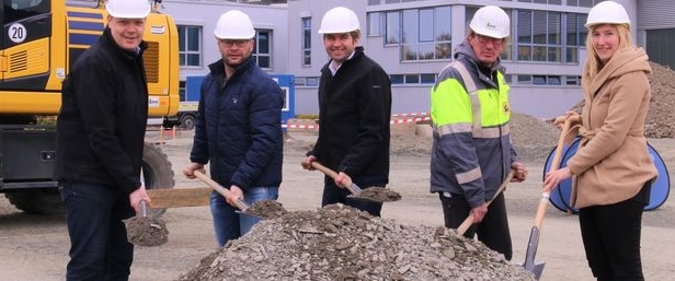 Geschäftsführung und Gesellschafter von Weber Maschinenbau gaben mit einem symbolischen Spatenstich den Startschuss für das jüngste Bauprojekt. Geschäftsführung und Gesellschafter von Weber Maschinenbau gaben mit einem symbolischen Spatenstich den Startschuss für das jüngste Bauprojekt.