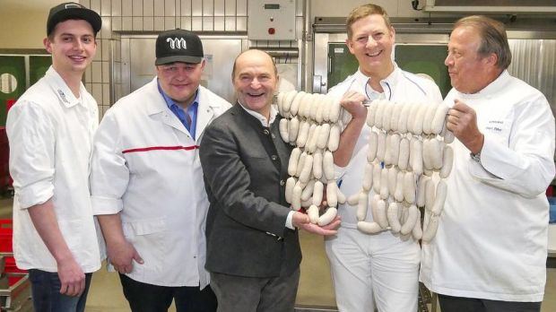 Ein Lächeln für die Prinzessin aller Würste, die Münchner Weißwurst (von links): Metzgermeister Peter Heimann jun, Werner Braun, Sepp Krätz, Andy Gaßner und Joseph Peter. Ein Lächeln für die Prinzessin aller Würste, die Münchner Weißwurst (von links): Metzgermeister Peter Heimann jun, Werner Braun, Sepp Krätz, Andy Gaßner und Joseph Peter.