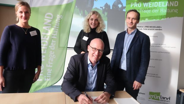 Heribert Qualbrink von der Westfleisch SCE unterzeichnet im Beisein von (von links) Luisa Jäger, Lena Holzenkamp und Dr. Arno Krause (Grünlandzentrum) die Weidecharta von "Pro Weideland". Heribert Qualbrink von der Westfleisch SCE unterzeichnet im Beisein von (von links) Luisa Jäger, Lena Holzenkamp und Dr. Arno Krause (Grünlandzentrum) die Weidecharta von "Pro Weideland".