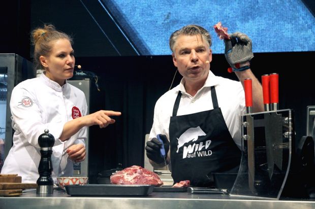 Kochkurse erteilten Top-Köche wie Conrad Baierl (hier beim Auslösen einer Hirschkeule) auf der inmitten des Wild Food-Festivals aufgebauten Bühne in der Dortmunder Westfalenhalle. Kochkurse erteilten Top-Köche wie Conrad Baierl (hier beim Auslösen einer Hirschkeule) auf der inmitten des Wild Food-Festivals aufgebauten Bühne in der Dortmunder Westfalenhalle.