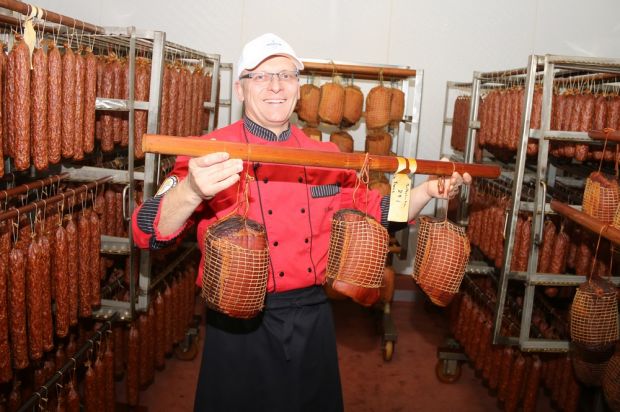 Der Wurst- und Schinkensommelier Fritz Kästel zeigt im Reiferaum seine Spezialitäten. Der Wurst- und Schinkensommelier Fritz Kästel zeigt im Reiferaum seine Spezialitäten.