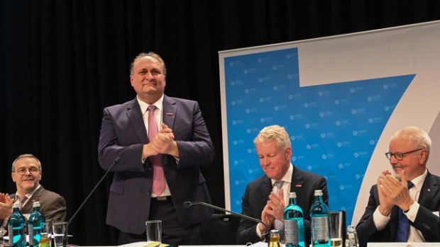 Wurde anlässlich des Deutschen Handwerkstags im Amt bestätigt: ZDH-Präsident Hans Peter Wollseifer. Wurde anlässlich des Deutschen Handwerkstags im Amt bestätigt: ZDH-Präsident Hans Peter Wollseifer.