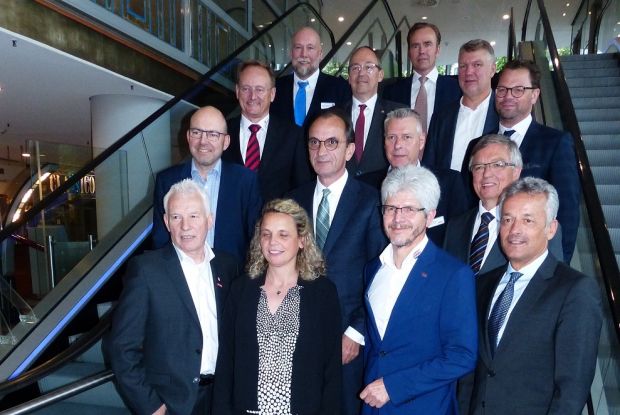 Nach der Bestätigung der turnusmäßig ausgeschiedenen Mitglieder Jens Neubauer und Rolf Strobel präsentiert sich der Zentrag-Aufsichtsrat in unveränderter Besetzung. Nach der Bestätigung der turnusmäßig ausgeschiedenen Mitglieder Jens Neubauer und Rolf Strobel präsentiert sich der Zentrag-Aufsichtsrat in unveränderter Besetzung.