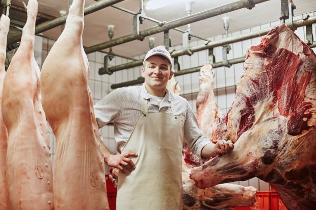 Beim Schlachten achtet der Handwerksfleischer darauf, seine Arbeit fachlich perfekt und ethisch verantwortungsvoll zu erledigen. Beim Schlachten achtet der Handwerksfleischer darauf, seine Arbeit fachlich perfekt und ethisch verantwortungsvoll zu erledigen.