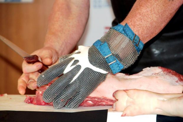 Alles aus einer Hand: Metzger beherrschen alle Arbeiten vom Schlachten über Zerlegen bis zur Herstellung von Feinkost. Alles aus einer Hand: Metzger beherrschen alle Arbeiten vom Schlachten über Zerlegen bis zur Herstellung von Feinkost.